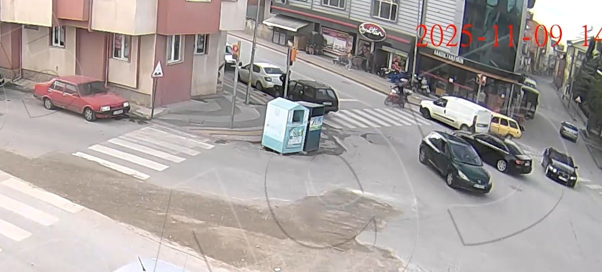 Kütahya’da kuryeye yaya geçidinde otomobil çarptı