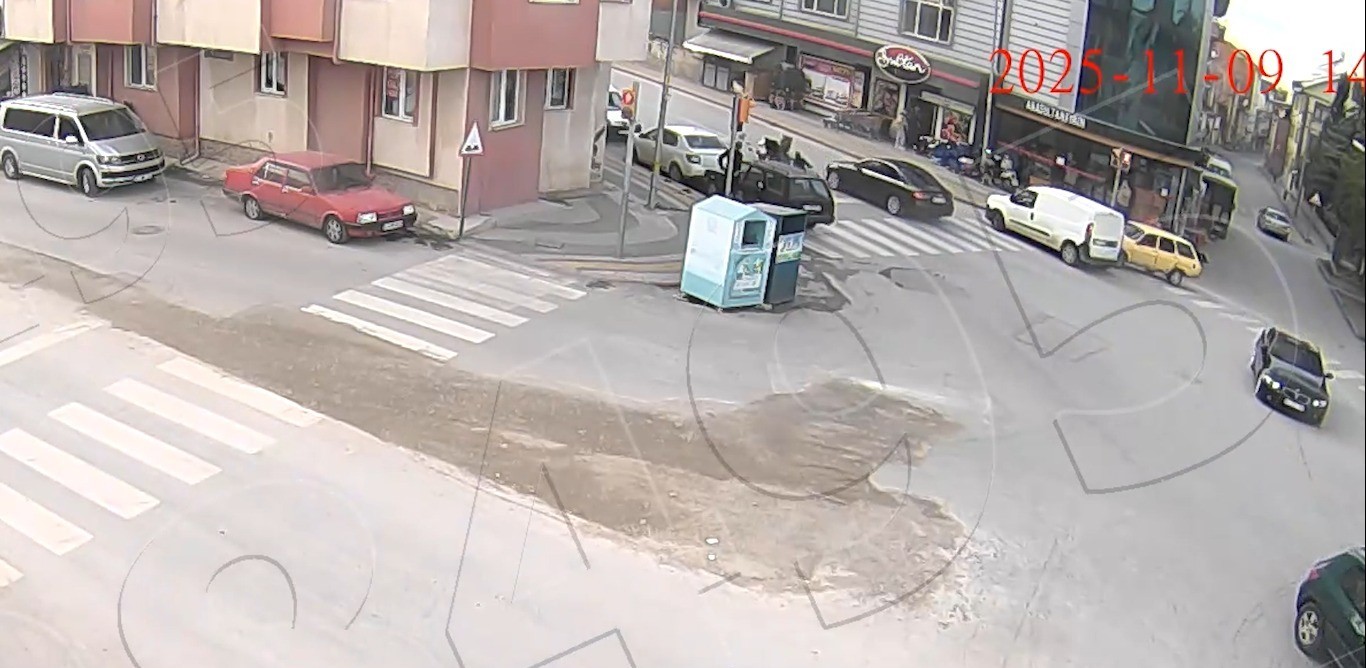 Kütahya’da kuryeye yaya geçidinde otomobil çarptı