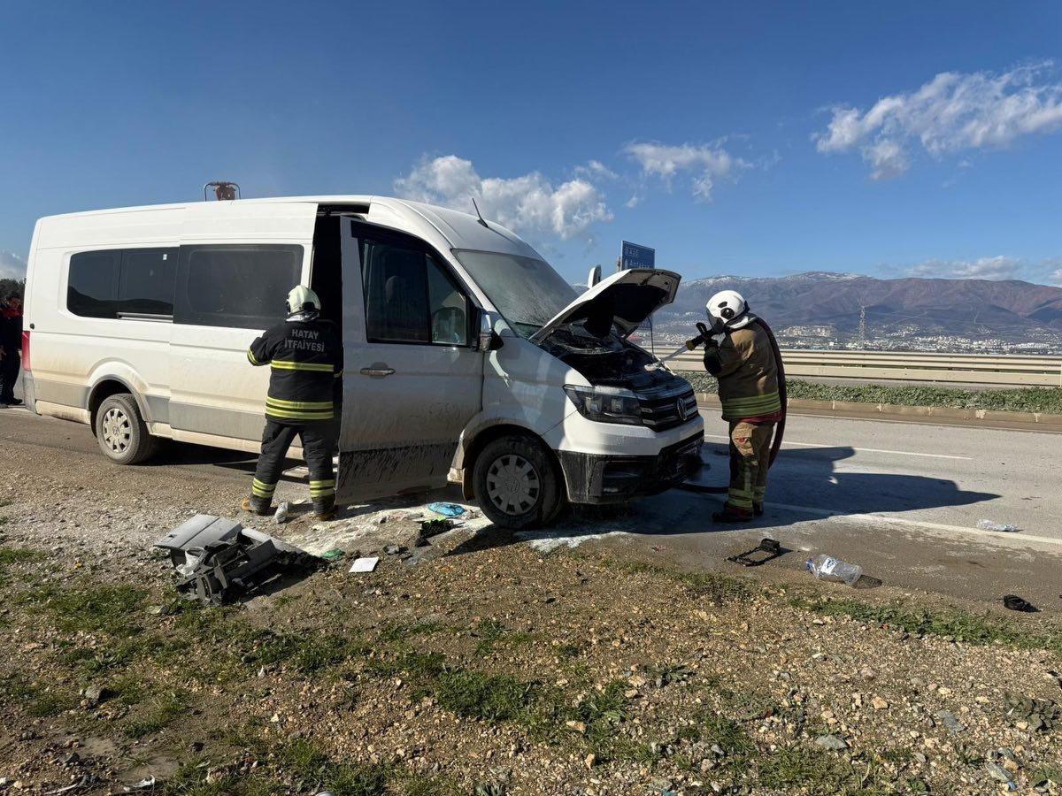 Antakya&rsquo;da seyir halindeki minib&uuml;ste korkutan yangın

