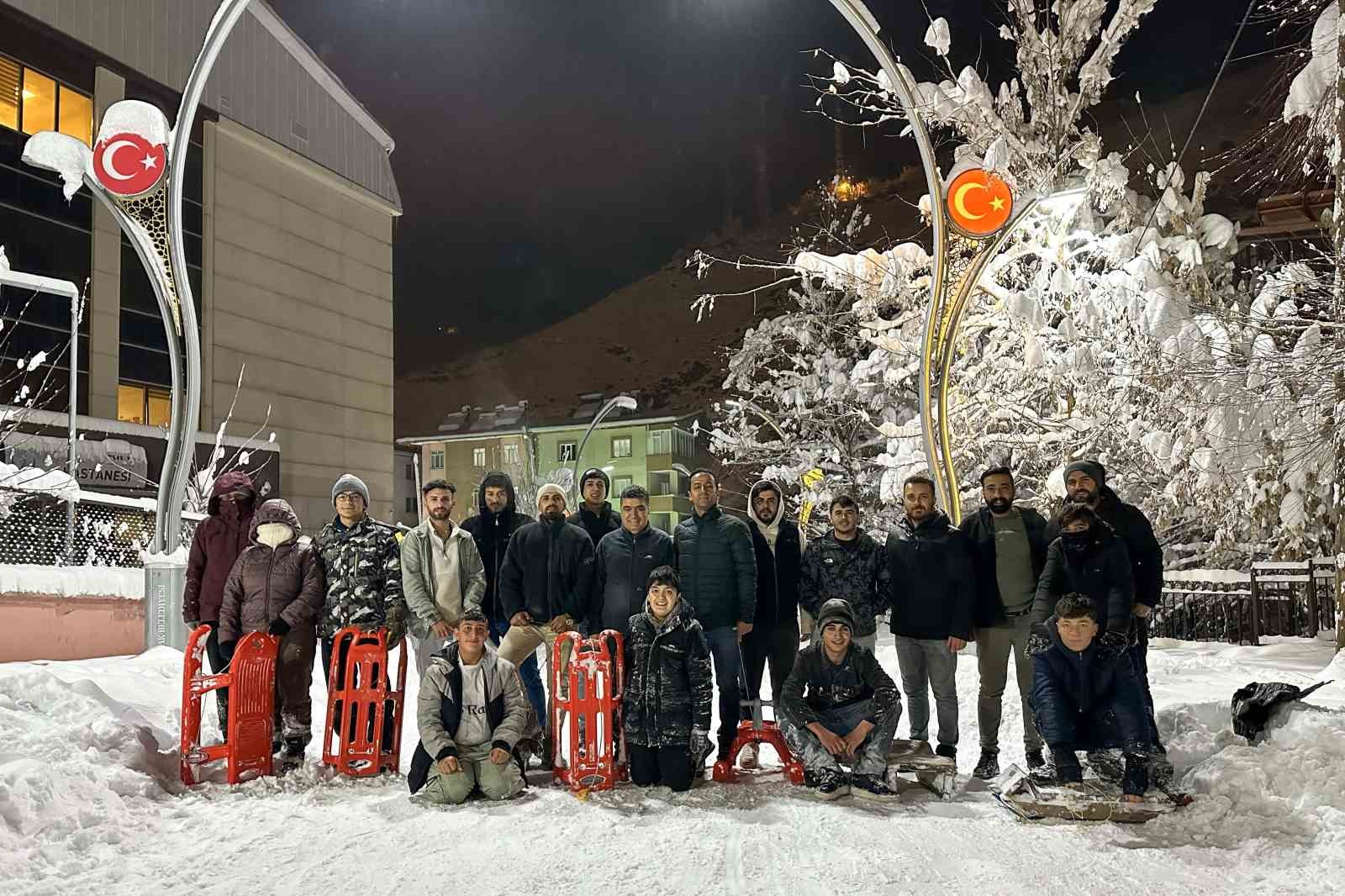 Çatak’ta çocuklar kar tatilini eğlenceye dönüştürdü