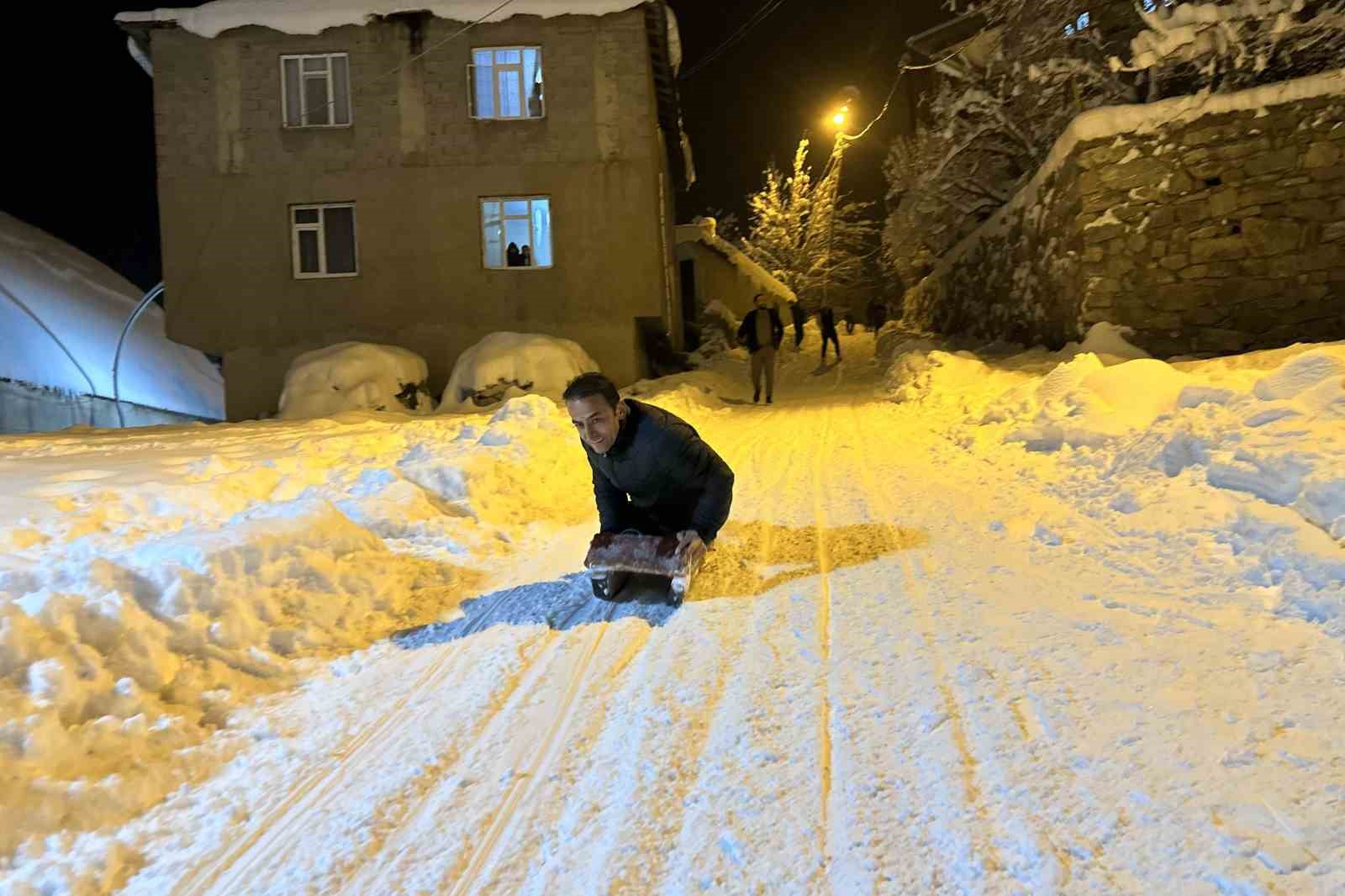 Çatak’ta çocuklar kar tatilini eğlenceye dönüştürdü