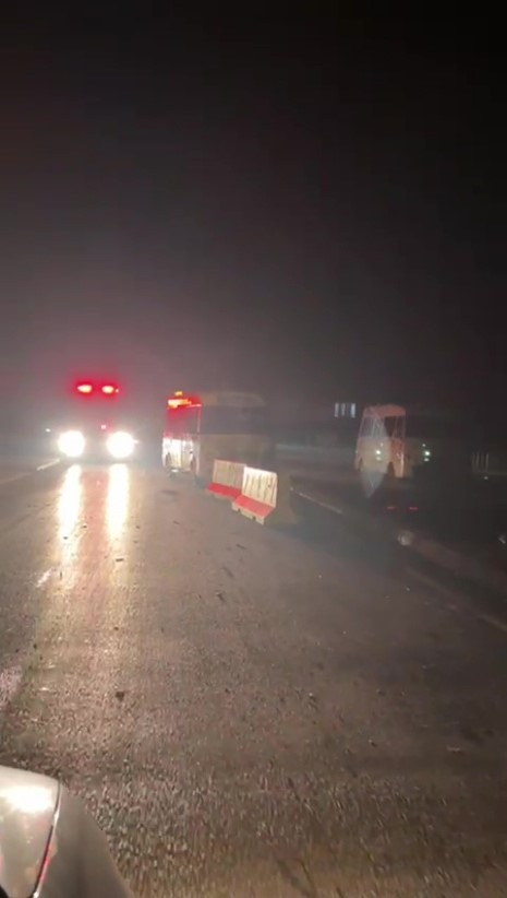 Dava nedeniyle kapatılan yoldan ge&ccedil;emeyen itfaiye yangına ulaşmakta g&uuml;&ccedil;l&uuml;k &ccedil;ekti
