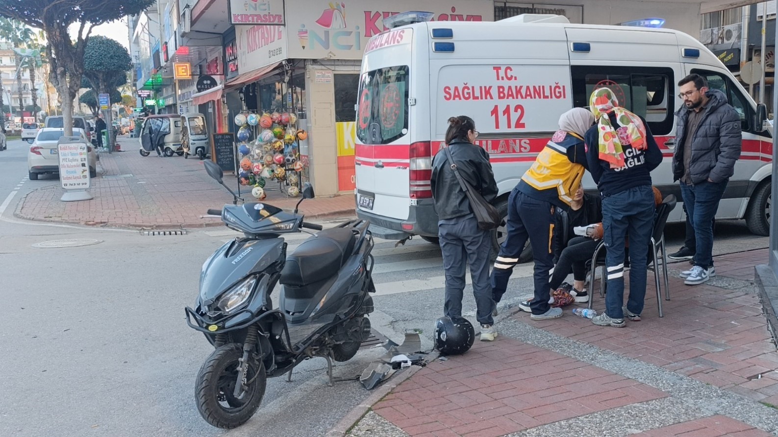 Manavgat&rsquo;ta otomobille &ccedil;arpışan motosiklet s&uuml;r&uuml;c&uuml;s&uuml; yaralandı
