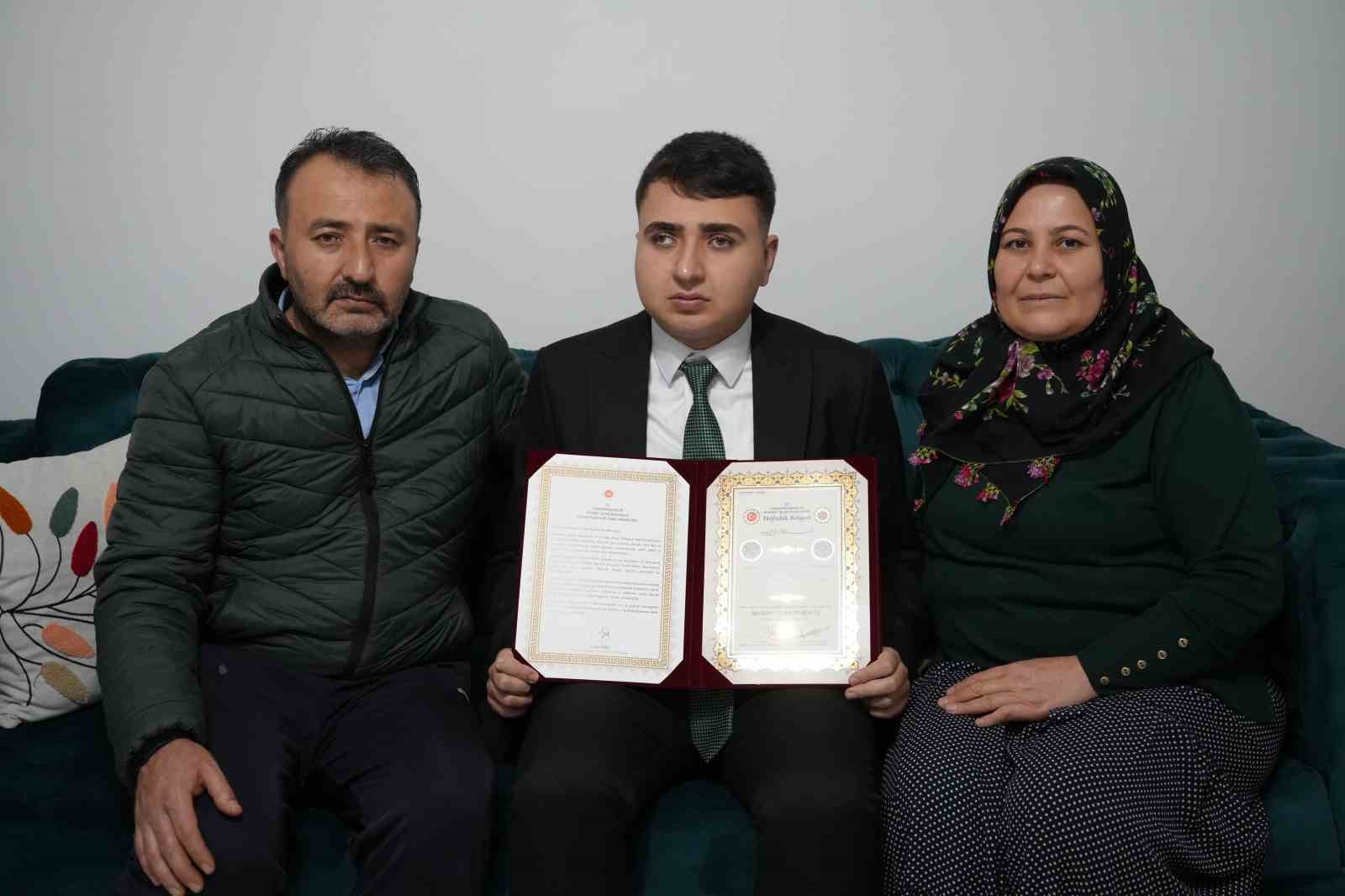 Kur’an-ı Kerim aşkı, görmeyen gözü oldu 1 yılda hafız oldu
