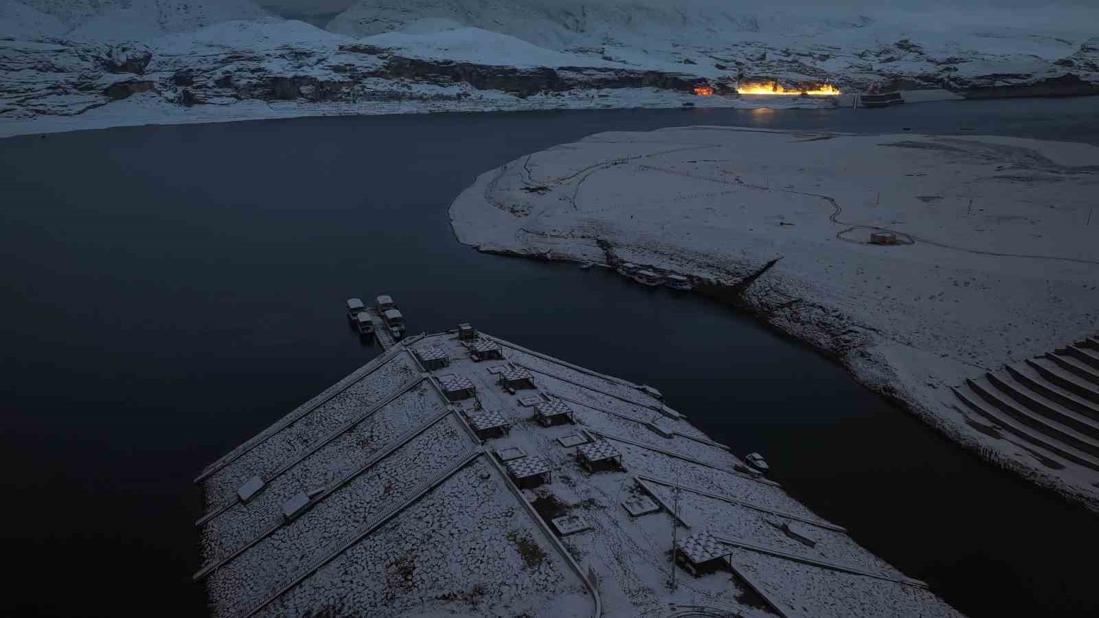 Tarihi Hasankeyf&rsquo;te masalsı kar manzaraları
