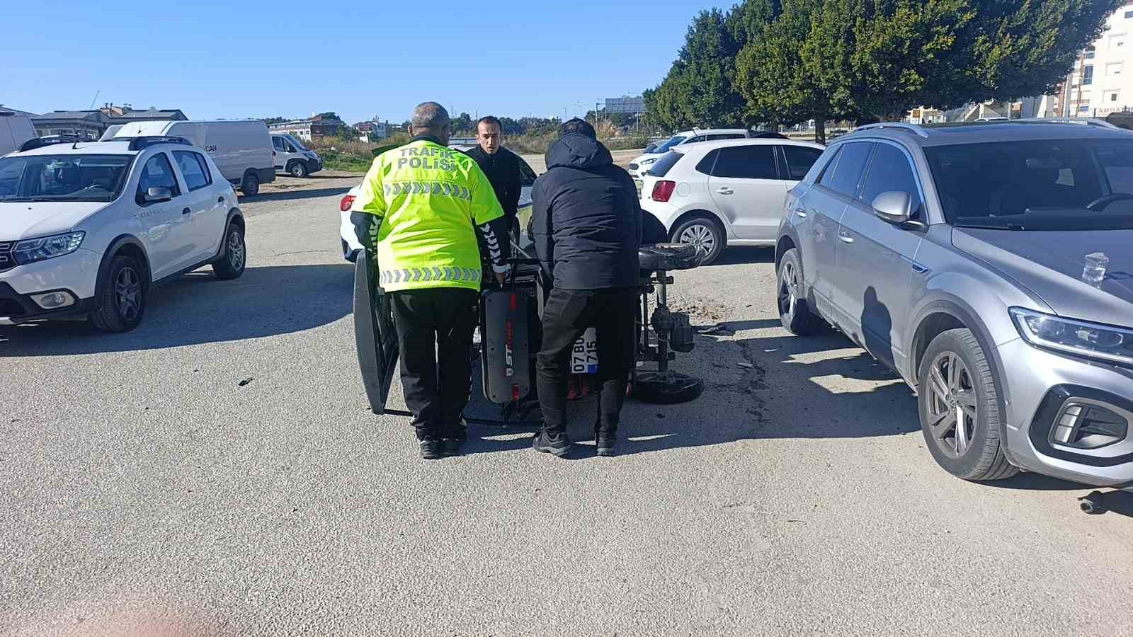 &Uuml;&ccedil; tekerlekli motorlu bisiklet Otomobille &ccedil;arpıştı: 1 yaralı
