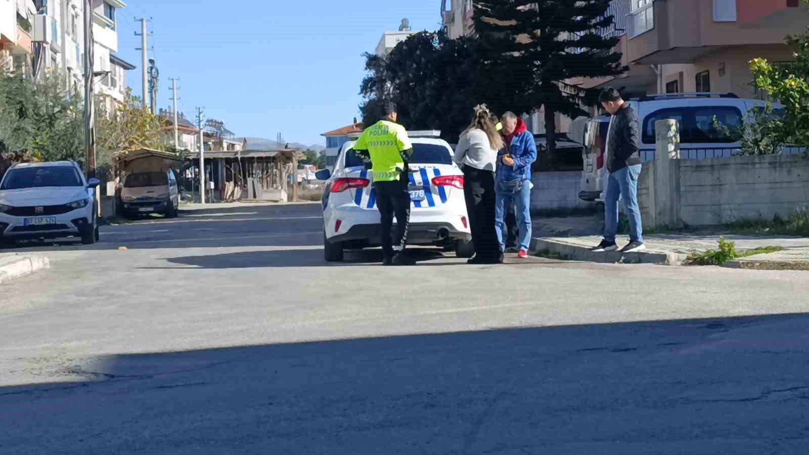 Kavşağa giren motosikletliyi fark etmeyerek &ccedil;arptı: 1 yaralı
