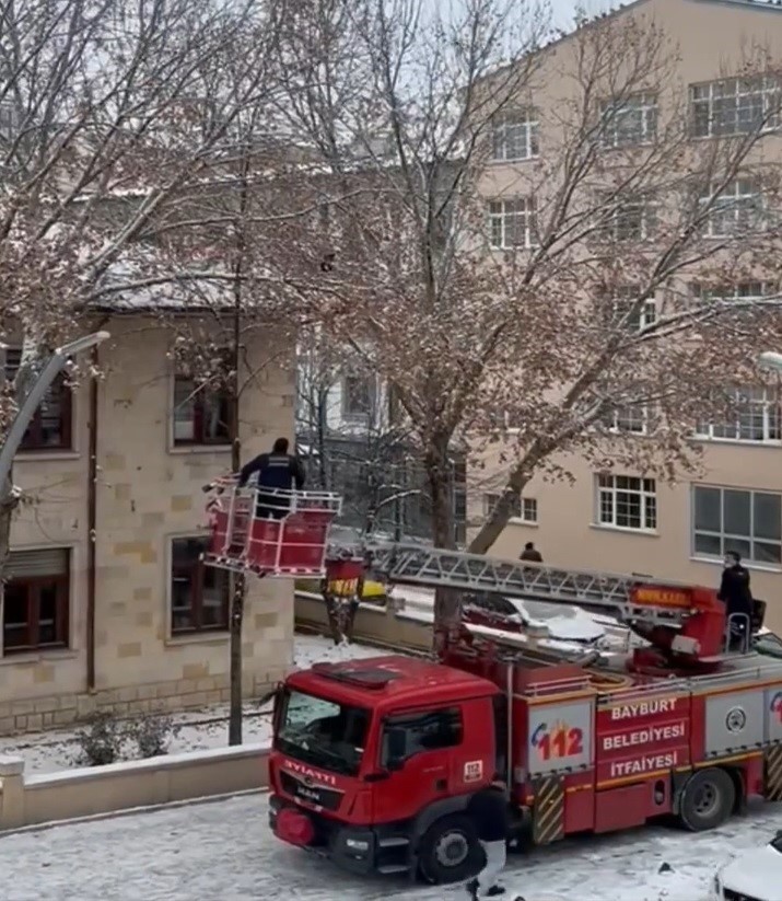 Bayburt&rsquo;ta ağa&ccedil; dallarına dolanan kargayı itfaiye kurtardı
