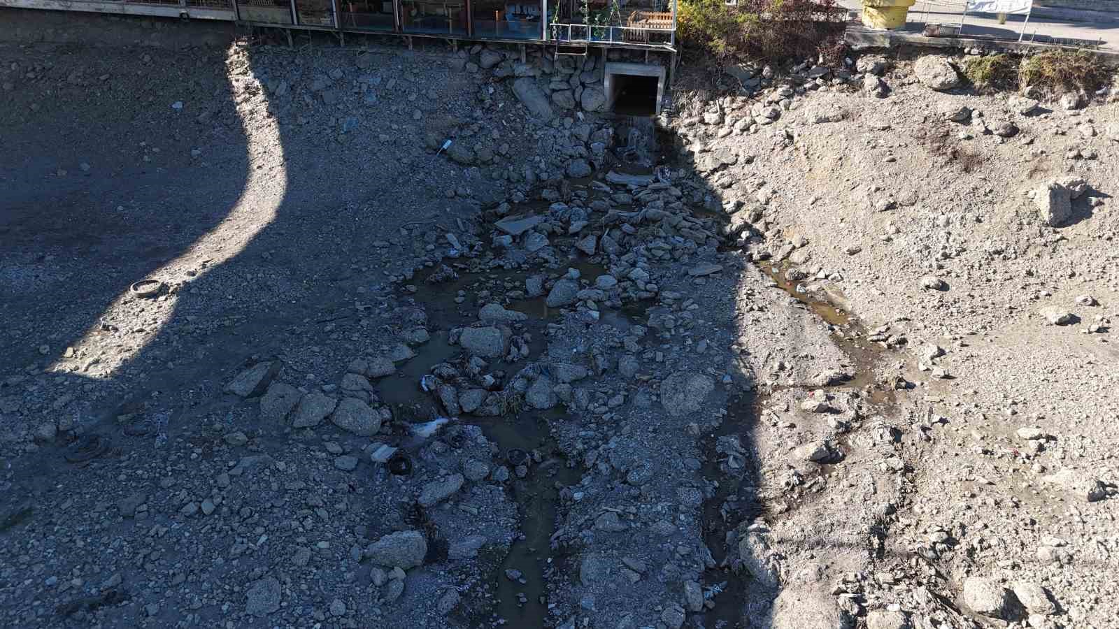 Kuraklık nedeniyle Seyhan Nehri&rsquo;ne su verilmeyince atık su ger&ccedil;eği ortaya &ccedil;ıktı
