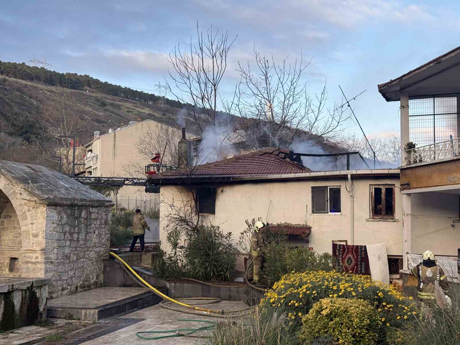 Çatalca’da evi yanan kadın uzun süre gözyaşı döktü