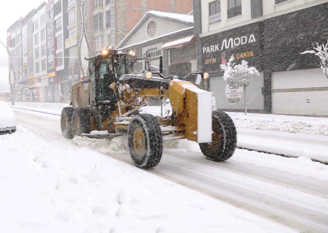 Van&rsquo;da 389 yerleşim yerinin yolu kapalı
