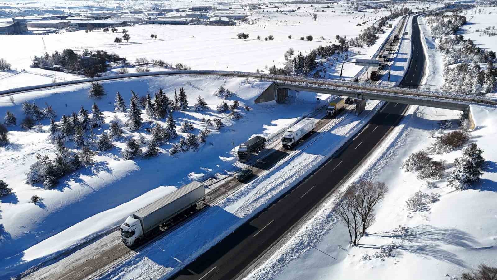 Bolu’da kar yağışının esir aldığı Gerede-Samsun yolu havada görüntülendi: Yol trafiğe açık
