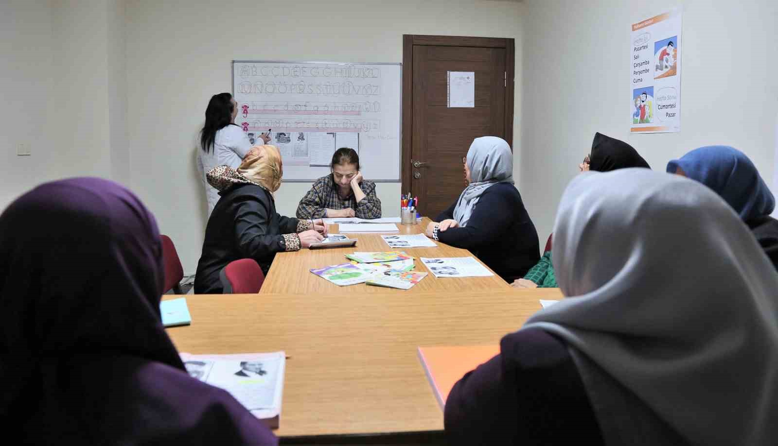 KE&Ccedil;MEK&rsquo;te okuma yazma kursları s&uuml;r&uuml;yor
