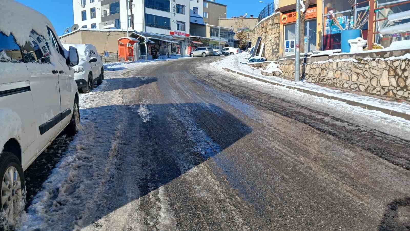 Kulp&rsquo;ta t&uuml;m sokaklar buz tuttu, ara&ccedil;lar yola &ccedil;ıkamadı
