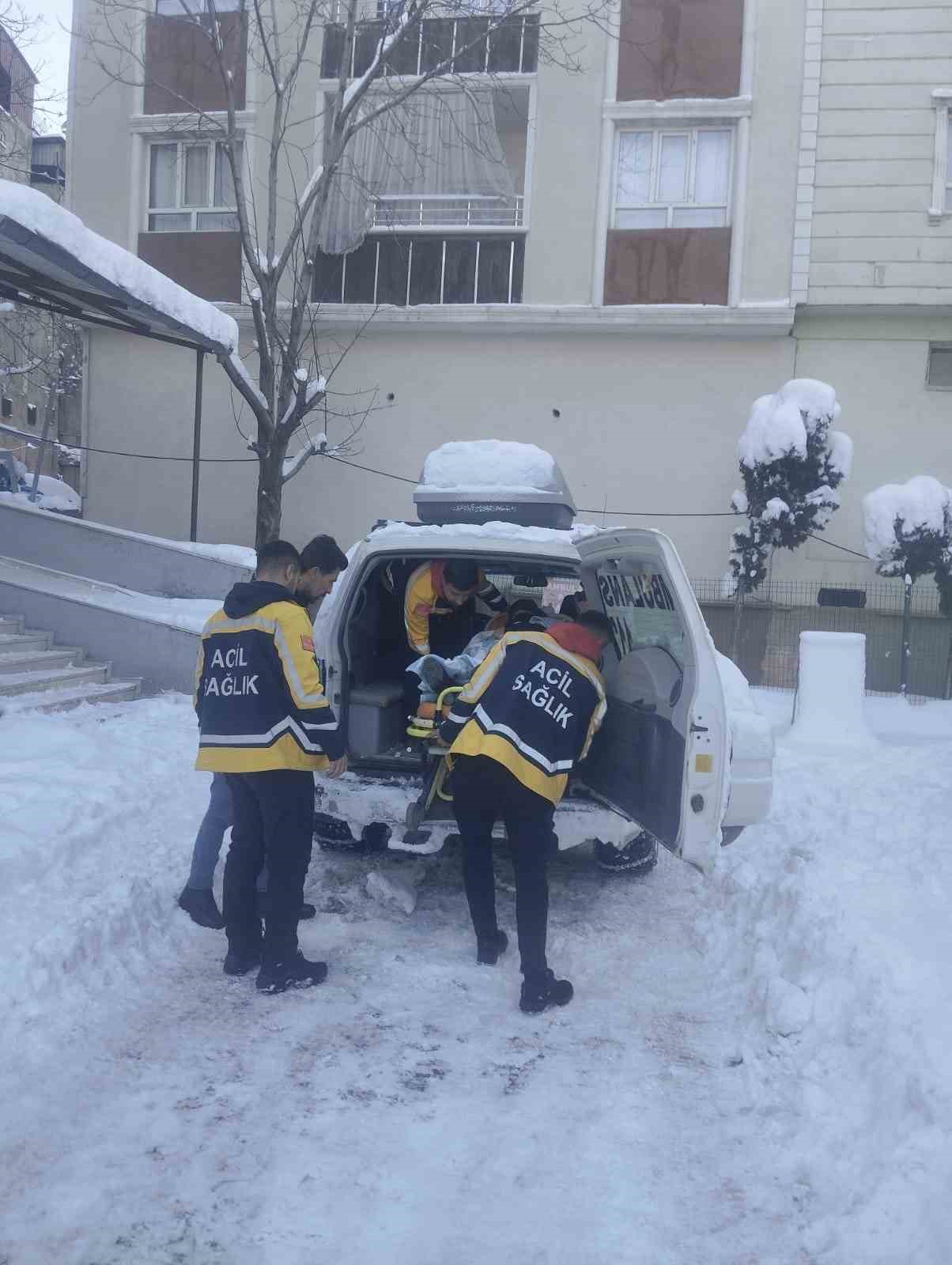Siirt&rsquo;te doğum sancısı tutan hasta, 5 saatlik &ccedil;alışmayla hastaneye ulaştırıldı
