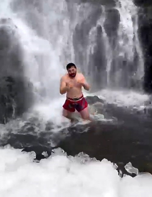 Karda şortla gezip şelale altında antrenman yaptı