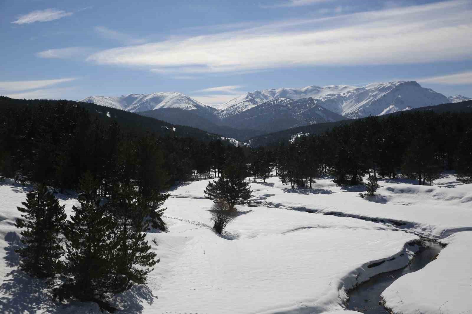 Kar yağışı sonrası Akdağ Tabiat Parkı’nda masalsı kış görüntüsü