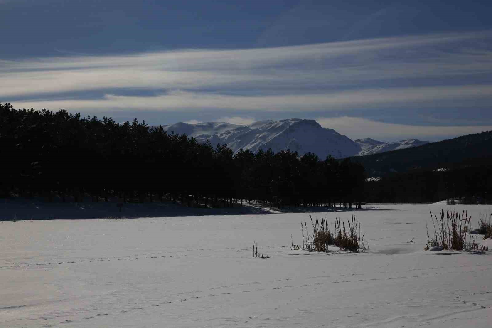 Kar yağışı sonrası Akdağ Tabiat Parkı&rsquo;nda masalsı kış g&ouml;r&uuml;nt&uuml;s&uuml;
