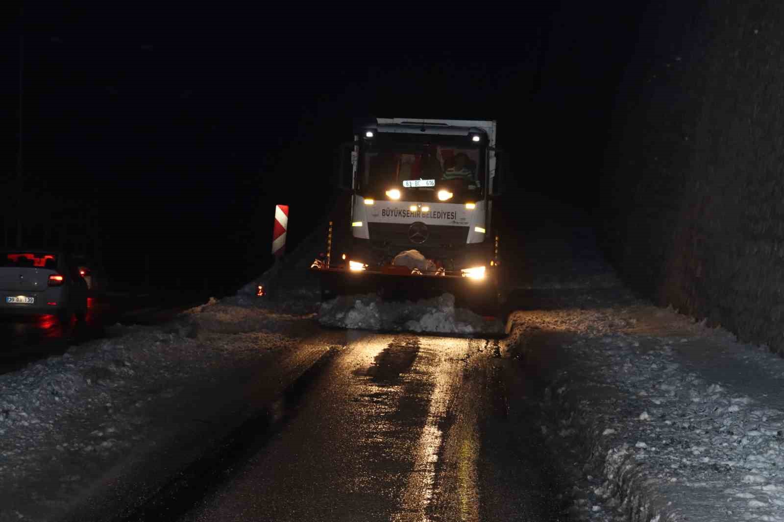 B&uuml;y&uuml;kşehir Belediyesi 235 ekiple karla m&uuml;cadeleyi s&uuml;rd&uuml;rd&uuml;
