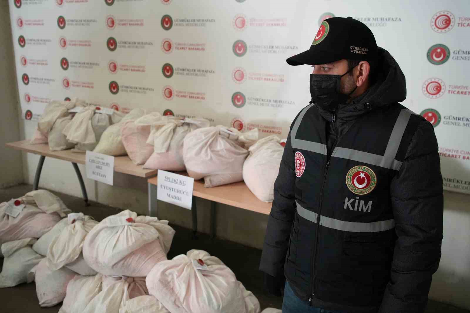 Yılbaşı &ouml;ncesi Kapıkule&rsquo;de dev uyuşturucu operasyonu: Yaklaşık 600 kilo zehir ele ge&ccedil;irildi
