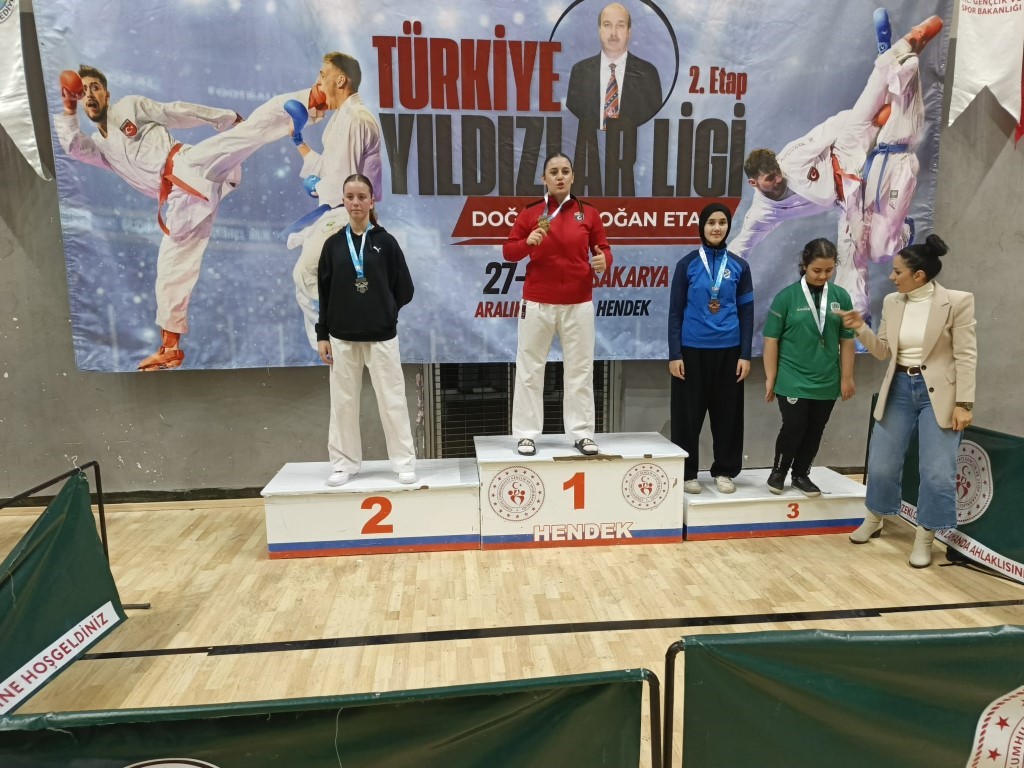 Kartepe Belediyespor karatecileri Sakarya’dan 9 madalyayla döndü