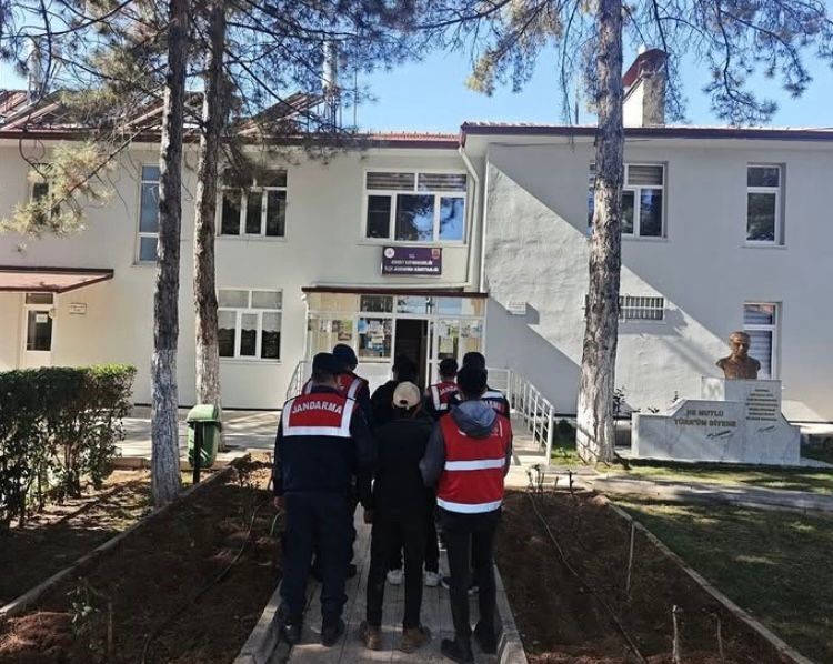 Isparta&rsquo;da d&uuml;zensiz g&ouml;&ccedil; ve g&ouml;&ccedil;men ka&ccedil;ak&ccedil;ılığına y&ouml;nelik kontrollerde 5 yabancı uyruklu şahıs yakalandı
