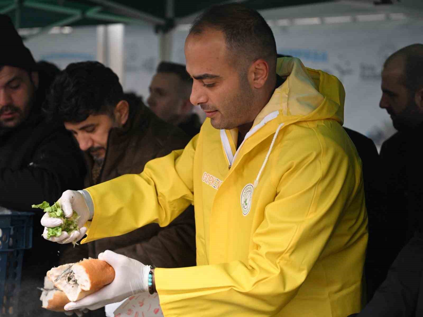 Gaziosmanpaşa’da Başkan Vekili Karadeniz’den Hamsi Festivalinde gitar sürprizi