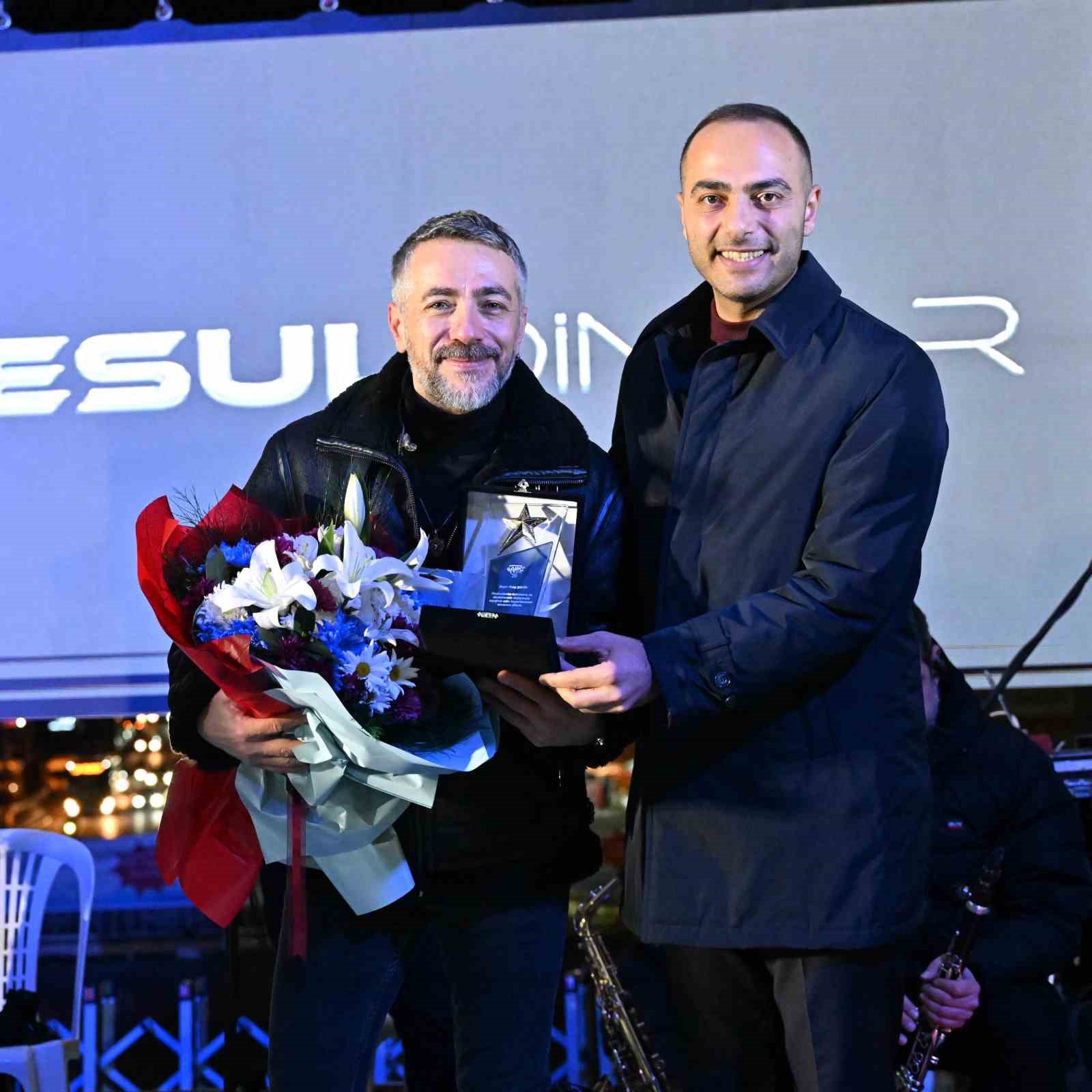 Gaziosmanpaşa&rsquo;da Başkan Vekili Karadeniz&rsquo;den Hamsi Festivalinde gitar s&uuml;rprizi
