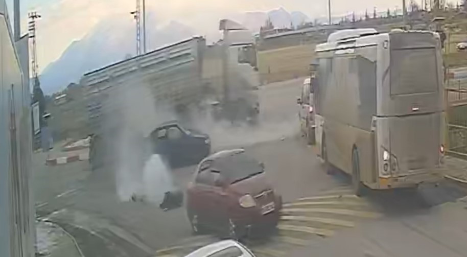 Karaman’da kamyon otomobile çarptı: 2 yaralı