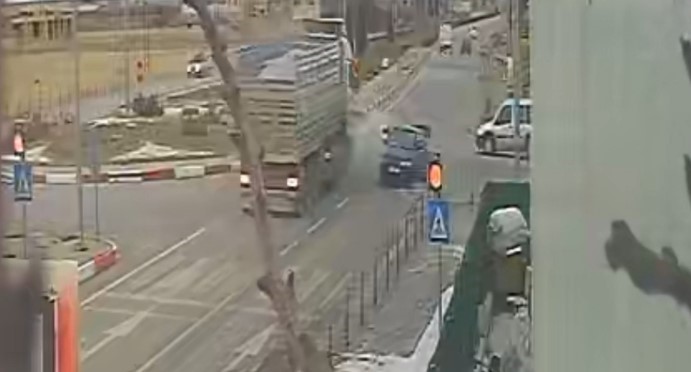 Karaman’da kamyon otomobile çarptı: 2 yaralı