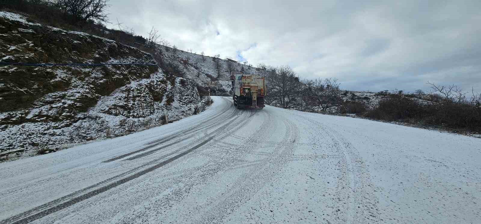 İzmir’in yüksek kesimlerinde karla mücadele