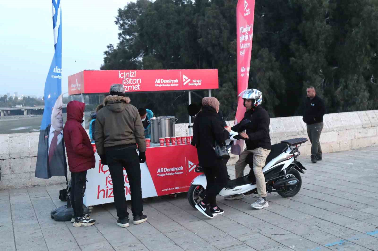 Yüreğir Belediyesi’nden vatandaşa sıcak çorba ikramı