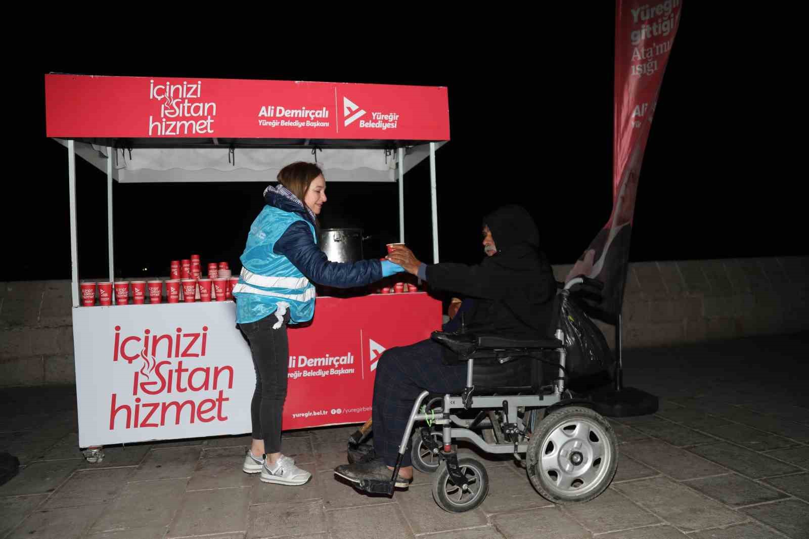 Y&uuml;reğir Belediyesi&rsquo;nden vatandaşa sıcak &ccedil;orba ikramı
