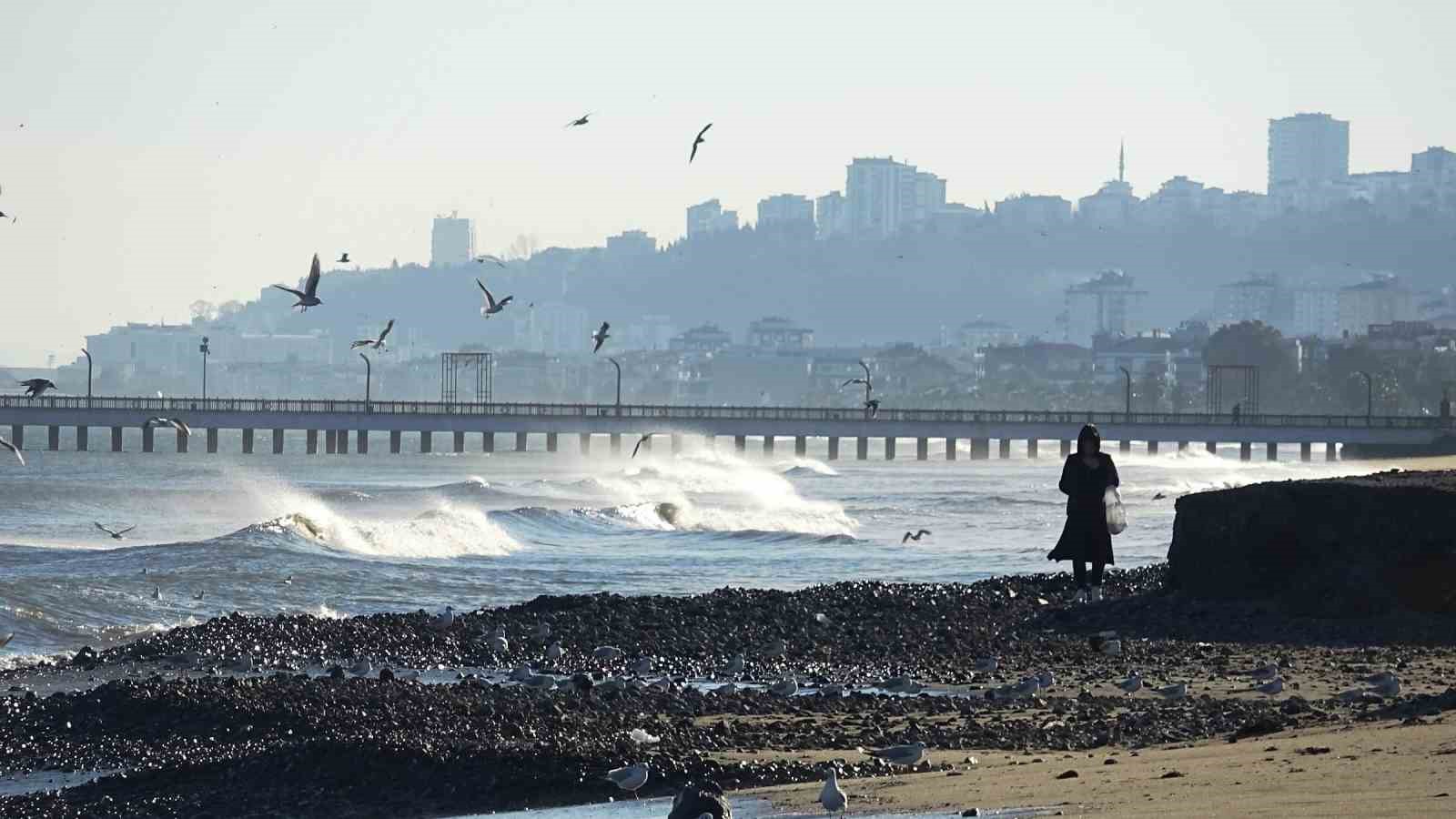 Dev dalgaların ardından Samsun sahilinde taşlı manzara