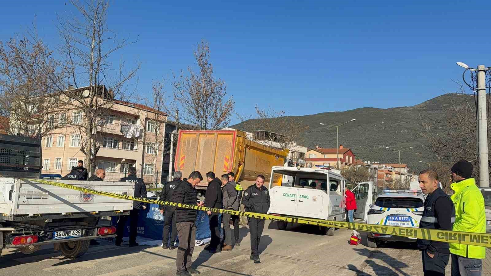 Gemlik&rsquo;te bisiklet s&uuml;r&uuml;c&uuml;s&uuml; kamyonun altında kalarak hayatını kaybetti
