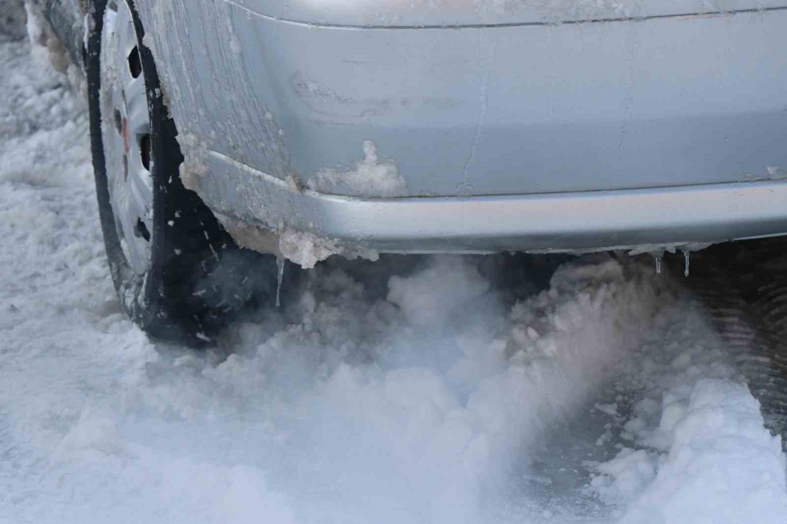 Bolu eksi 16 dereceyle buz kesti, ara&ccedil;ların kapıları dondu
