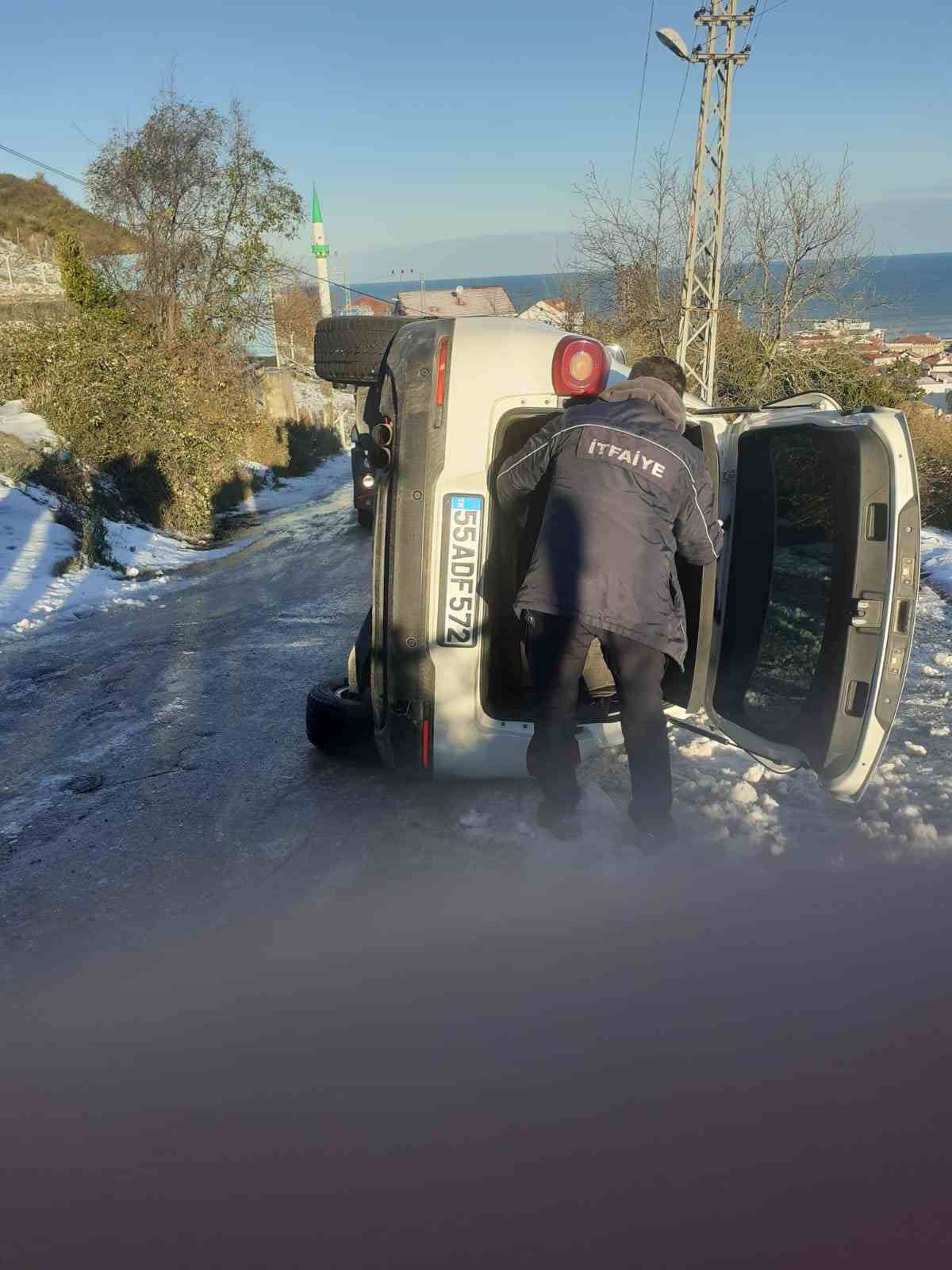T&uuml;rkeli&rsquo;de buzlanma kazaya neden oldu: Otomobil yan yattı
