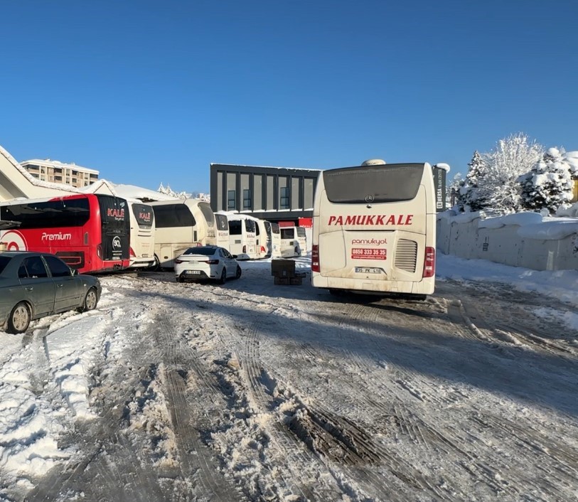 Kar yağışı ve kazalar nedeniyle trafik kapatıldı yolcular otob&uuml;slerde sabahladı
