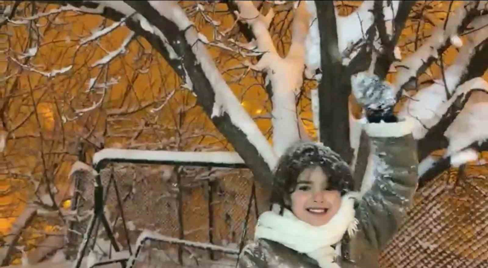 Hakkari&rsquo;de yoğun kar yağışı en &ccedil;ok &ccedil;ocukları sevindirdi
