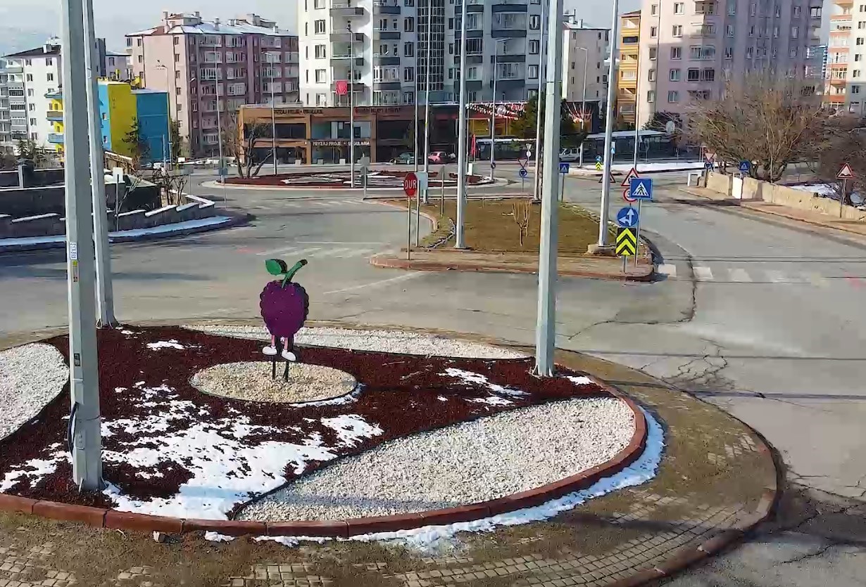 Kayseri B&uuml;y&uuml;kşehir, kavşak peyzajı ile kentin vitrinine renk ve estetik katıyor
