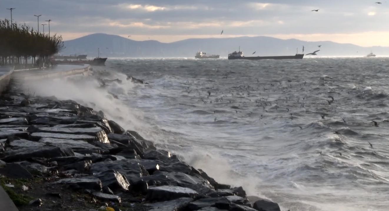 İstanbul’da fırtına etkili oluyor: Dalgalar sahili dövdü