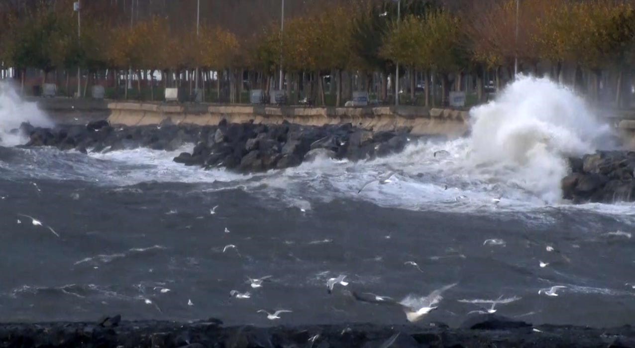 İstanbul&rsquo;da fırtına etkili oluyor: Dalgalar sahili d&ouml;vd&uuml;
