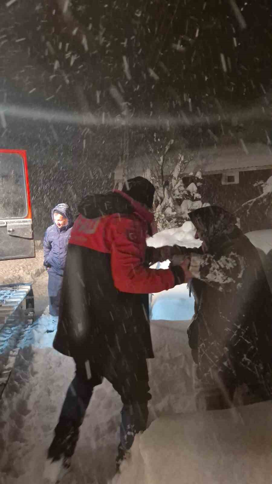 AFAD ve UMKE ekipleri kar sebebiyle yolu kapanan k&ouml;ydeki hasta i&ccedil;in seferber oldu
