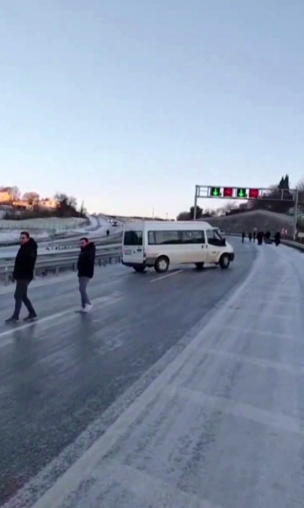 Sinop&rsquo;ta yol buz tuttu, ara&ccedil;lar yolda kaldı
