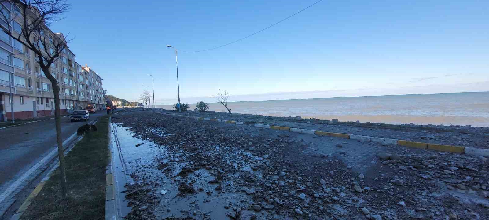 Kastamonu’da dev dalgalar sahillere zarar verdi