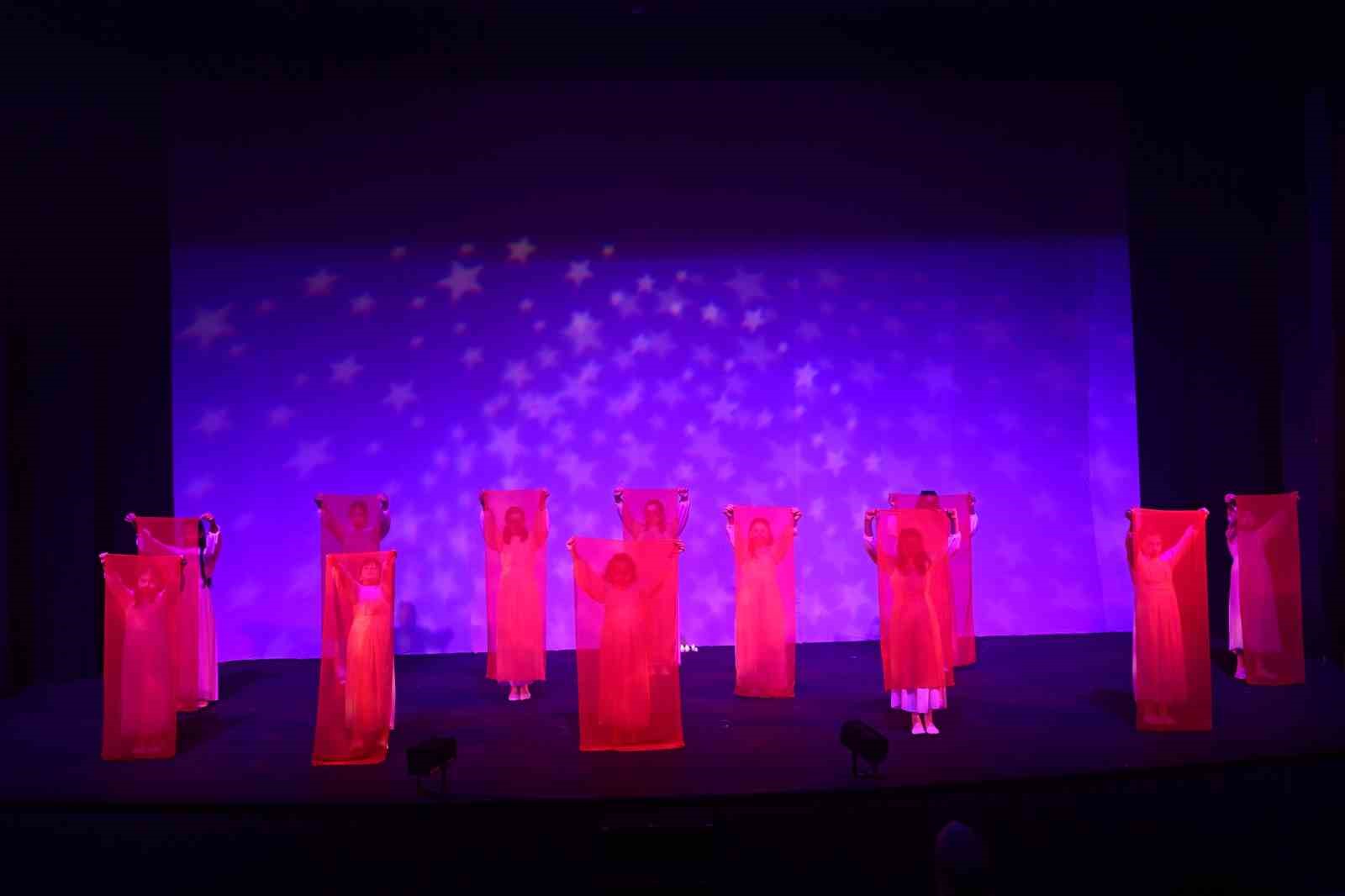 Koruma altındaki çocuklardan duygulandıran performans: "Harman yeri 1915" Erzurum’da sahnelendi