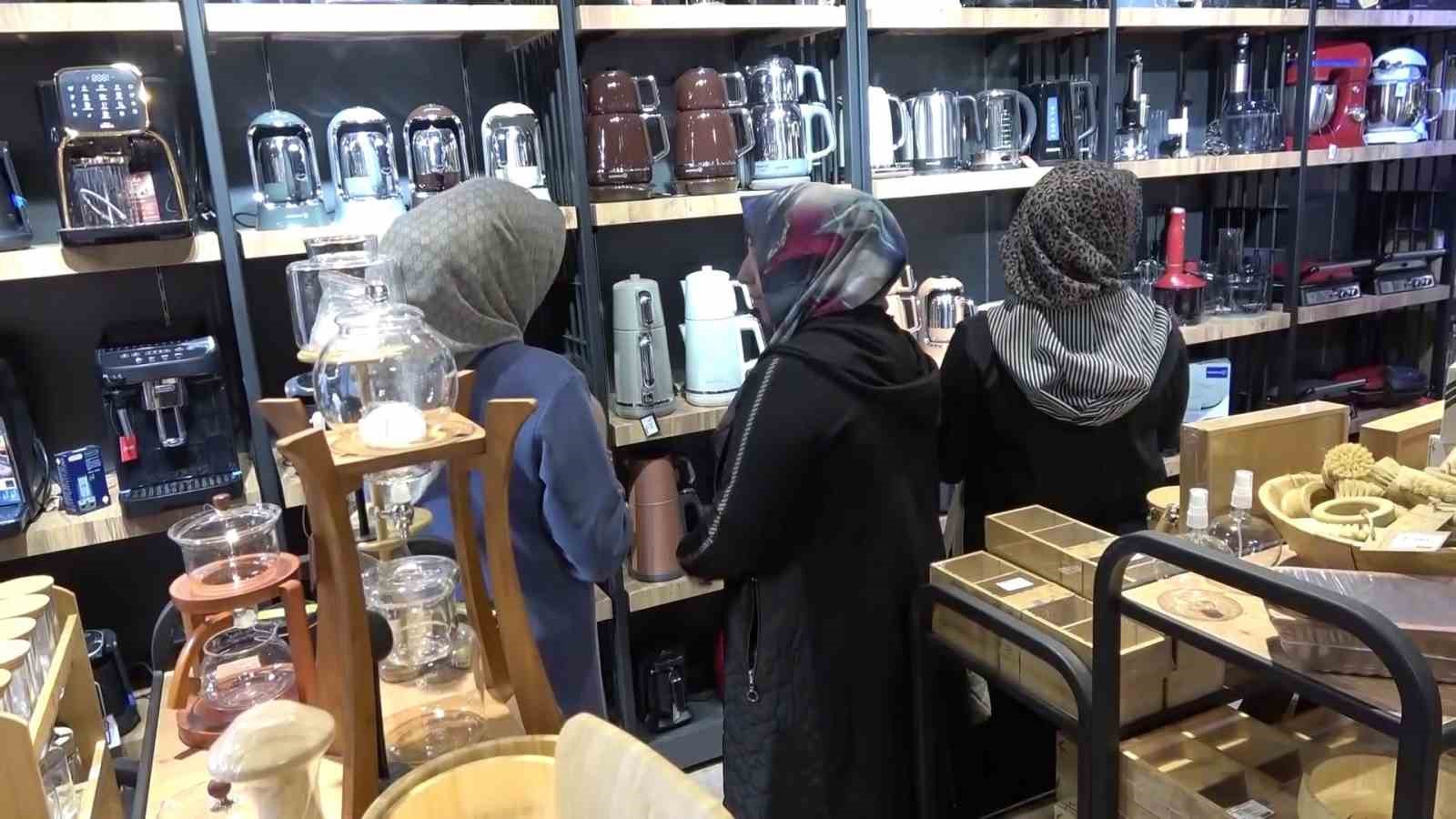 Adıyaman esnafı depreme dayanıklı iş yerlerinde hizmet veriyor