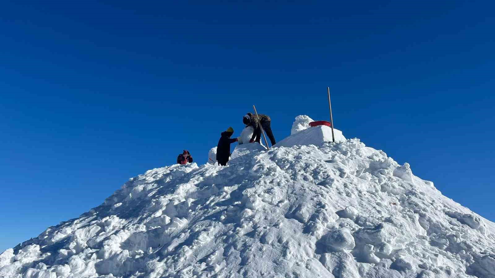 Sarıkamış Harekatı&rsquo;nda şehit d&uuml;şen askerlerin kardan heykellerinin yapımına başlandı
