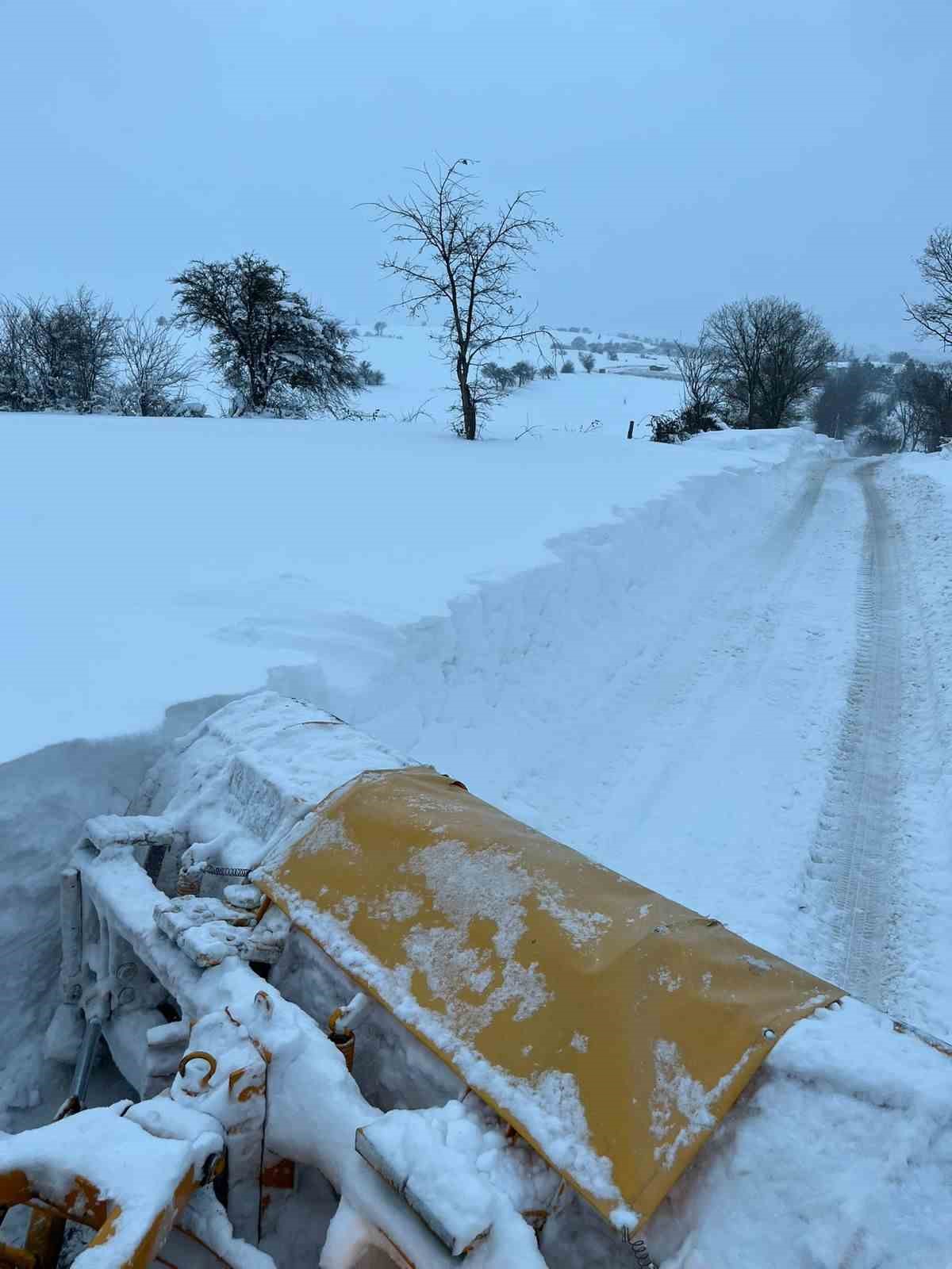 Bolu&rsquo;da kardan kapanan 191 k&ouml;y yolu ulaşıma a&ccedil;ıldı
