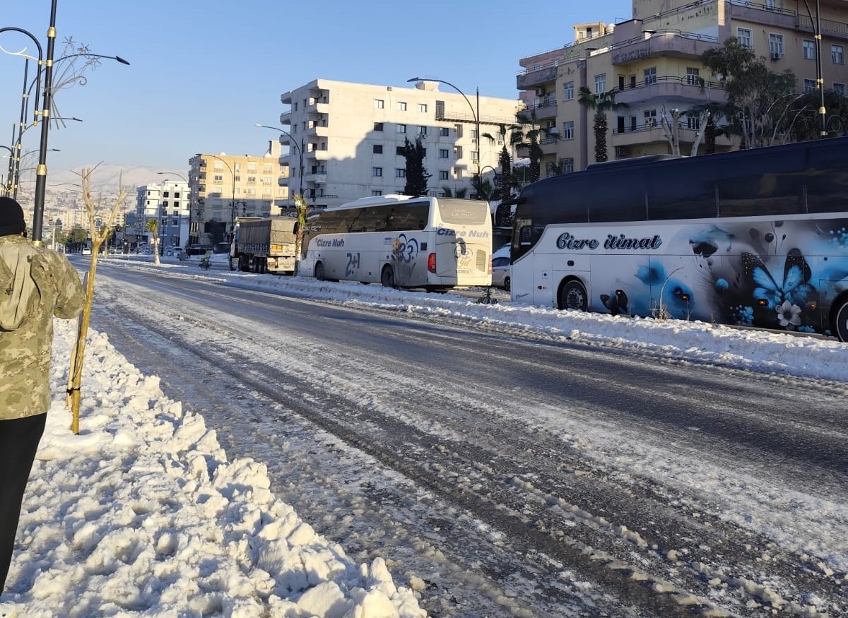 Cizre’de kar esareti: Yollar buz pistine döndü